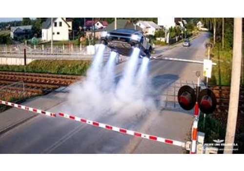 Tesla Roadster będzie latać. Internauci już wiedzą, co pójdzie nie tak