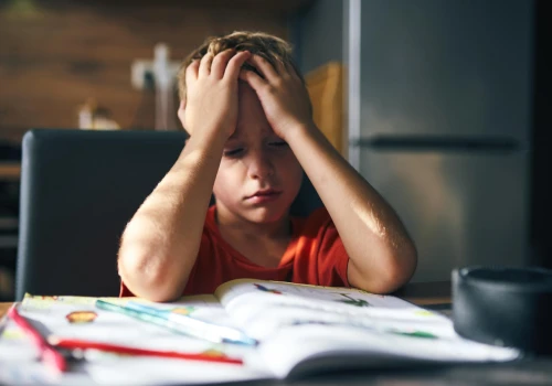 Aniołek w szkole, a w domu urządza awantury? Psychologowie wyjaśniają, jak zapobiec popołudniowym wybuchom złości u dziecka