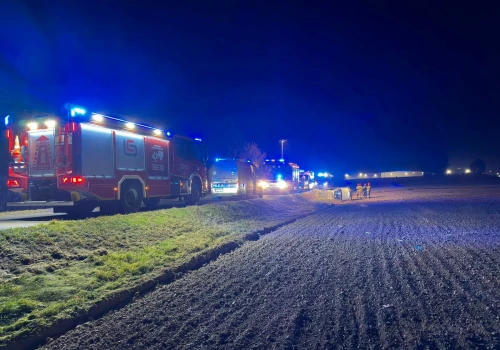 Groźnie wyglądające zdarzenie w Wilamowicach. Samochód leżał na boku, dwie osoby trafiły do szpitala