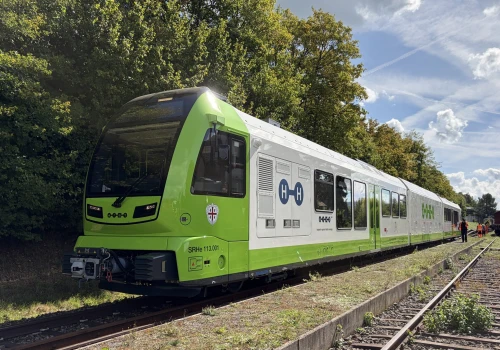 Światowa premiera: Stadler testuje pociągi wodorowe na nowym torze wąskotorowym