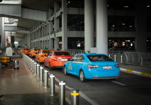 Ceny parkingu na lotniskach są iście szalone. Jeśli przyjeżdżasz po pasażera, lepiej zrób to w ostatniej chwili
