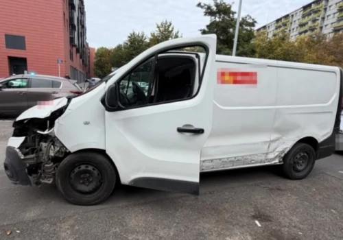 Pościg za busem Poczty Polskiej. Złodziej taranował auta i pędził po chodniku
