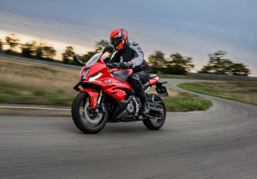 Nowy BMW F 450 RR – mały sport na kat. A2. I ma skrzydełka!