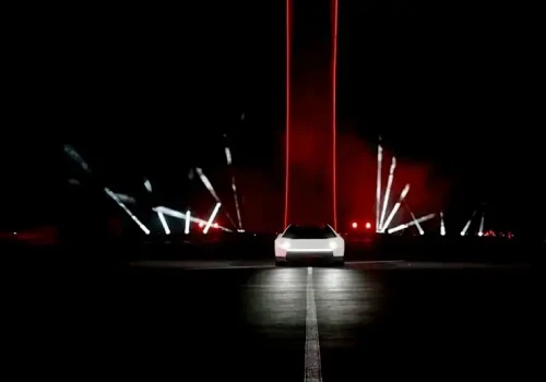 Tesla Roadster lata i kręci bączki. Szopka przykrywa sprawy niewygodne