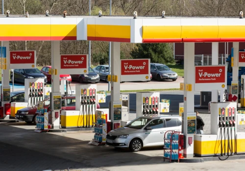 Shell sprzedaje kolejne stacje paliw. Co z obiektami w Polsce?