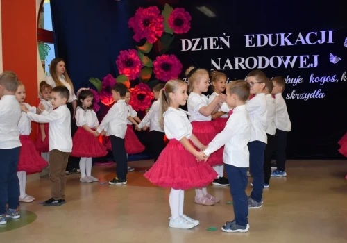 „Żabki” uczciły święto nauczycieli. Dzień Edukacji Narodowej w Przedszkolu Miejskim nr 2 w Wysokiem Mazowieckiem