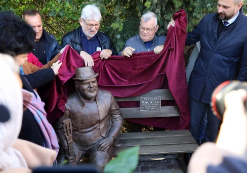 Legenda olsztyńskiej muzyki upamiętniona. Tadeusz Machela ma swoją ławeczkę