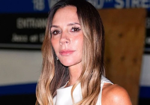French odszedł w odstawkę. Victoria Beckham wybrała schludny manicure z efektem "wow"