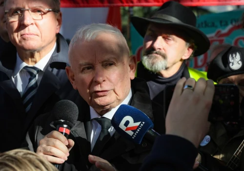 Kaczyński grzmi o "ataku" w pobliżu TK. Policja: Nóż ukryty pod kurtką