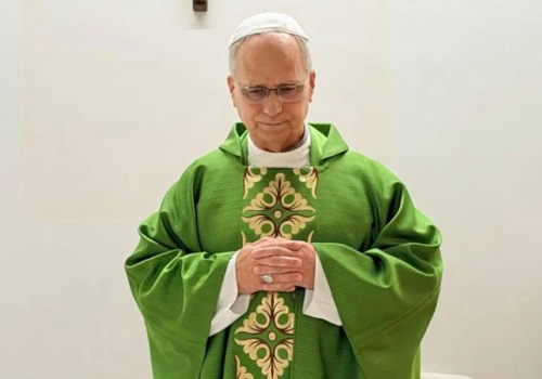 Pierwsze zdjęcie papieża po operacji. Leon XIV odprawił mszę