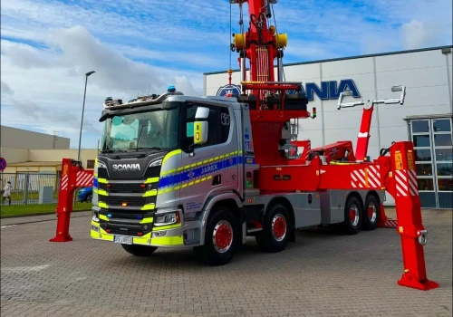 Holownik z 60-tonowym „rotatorem” na Scanii 770R – kolejna perła w Trzebnicy