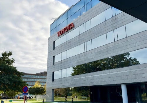 Nowa generacja hybryd i pragmatyczna dekarbonizacja. Toyota przedstawia strategię w Brukseli