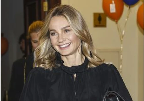 Wskoczyła w marynarkę. Postawiła na najgorętszy wzór jesieni