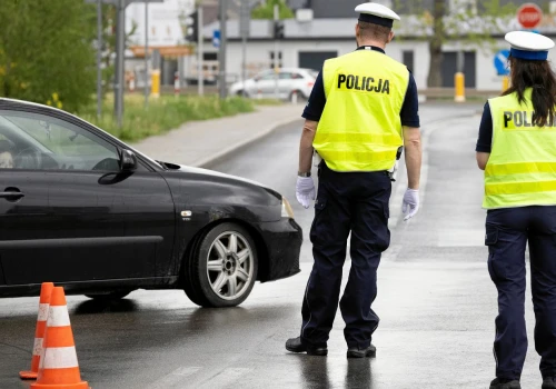 Kierowca zaatakował małżeństwo w Warszawie. "Zobaczyli, że świruje na ulicy i pokazali rękami"