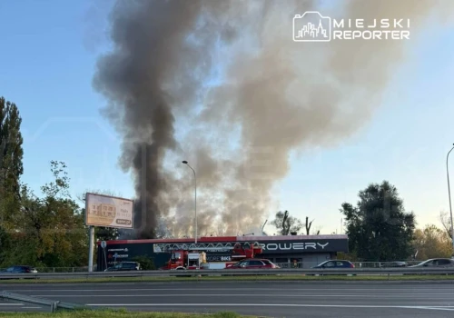 Pożar przy sklepie z rowerami. Z ogniem walczy 8 zastępów straży pożarnej