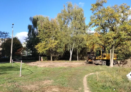 Prace na Podłężu. Przygotowują teren pod nowy plac zabaw