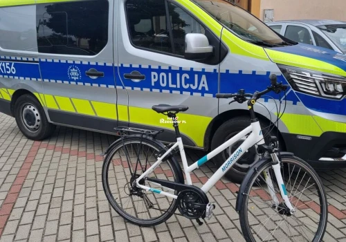 Kradzież pod sklepem w Kamieniu. Policjanci rozpoznali złodzieja na monitoringu i odzyskali rower