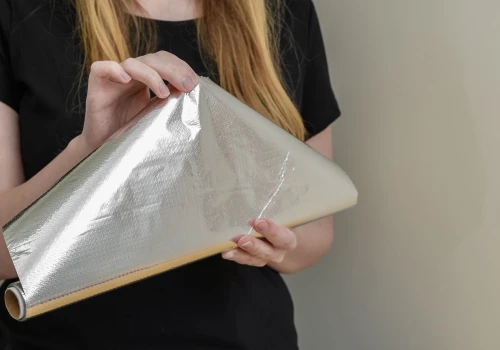 Weź folię aluminiową i włóż pod nóżki kanapy. Jedno zmartwienie mniej