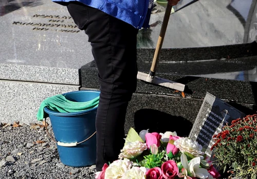 Tych środków nie używaj na cmentarzu. Granitowy nagrobek może pokryć się plamami