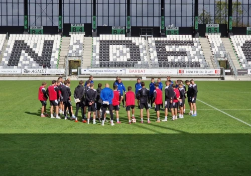 Idą jak równy z równym. Sandecja zagra z Zawiszą, z nowym trenerem Ireneuszem Mamrotem na ławce
