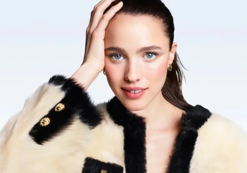 Margaret Qualley w świątecznej kampanii Chanel Beauty. Makijaż inspirowany zimowym krajobrazem