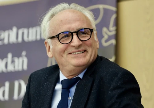 Krzesimir Dębski, nie rozstając się jeszcze z Anną Jurksztowicz, został zauważony w towarzystwie młodej piękności. Aktor nie ukrywał się przed fotografami