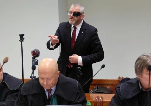 "Niech pan nie dotyka posła". Policja wyprowadziła Grzegorza Brauna z sali sądowej