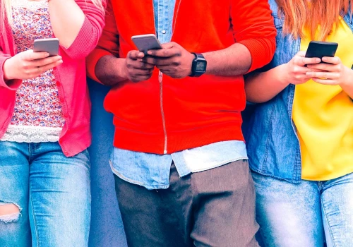 Kupiła dziecku telefon, bo mają klasową grupę na komunikatorze. "Strzał w dziesiątkę"