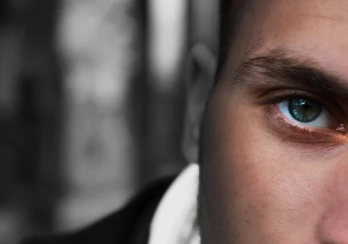 Niedobór testosteronu u mężczyzn może być częstszy, niż się wydaje. Prof. Dariusz Kałka wskazuje na niepokojący trend