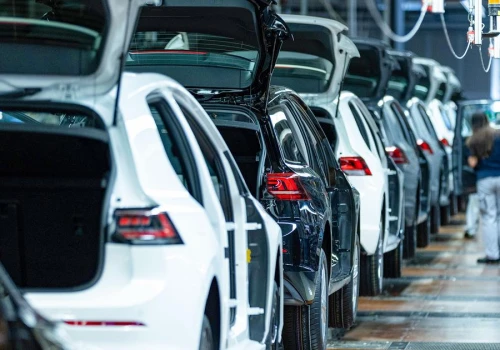 Porozumienie Francji i Niemiec ws. przemysłu motoryzacyjnego. Chcą złagodzenia limitów emisji CO2