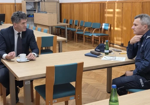 Bezpieczeństwo w szkołach powiatu ząbkowickiego. Starosta i policja rozmawiali z dyrektorami o zagrożeniach