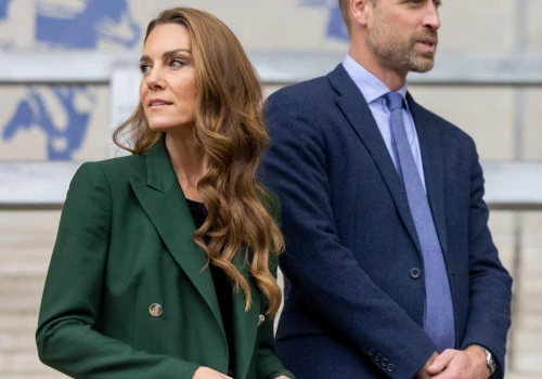 Kate Middleton wraca do tego typu żakietu jak do starego przyjaciela. Wybiera go, gdy chce wyglądać elegancko, ale nie sztywno