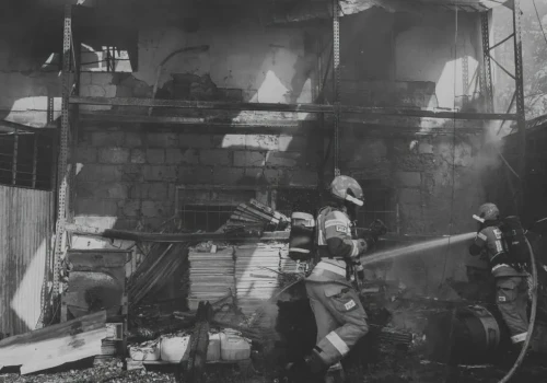 Tragiczny pożar w Nisku, dwóch strażaków nie żyje. Akcja potrwa do rana. ZOBACZ ZDJĘCIA