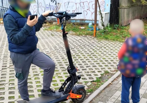 12-latek wiózł młodszego brata na hulajnodze. Matka wysłała ich po zakupy. Interweniowały służby