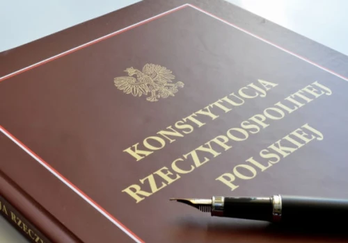 17 października weszła w życie Konstytucja RP. Frekwencja w referendum była przygnęb…