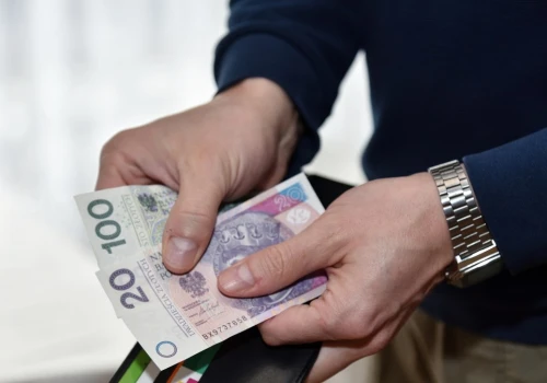 Chcesz dostać wynagrodzenie wcześniej? Sprawdź, czy pracodawca może odmówić
