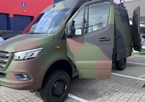 Sześć osób, europaleta i napęd 4×4. Wojsko szuka samochodów