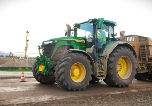 Nowe John Deere’y 6R i 6M. Jeździliśmy nimi w tą i w tamtą stronę. Komfort robi różnicę