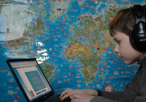 Ma znajomych online, nie ma przyjaciół offline. "Trudno znaleźć czas, by się z koleżankami spotkać"