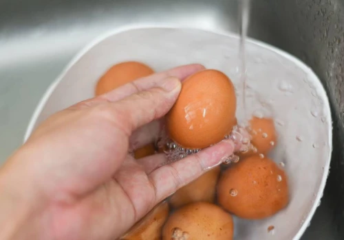 Zalewać jajka zimną wodą po ugotowaniu? W tej kwestii babcia się myliła