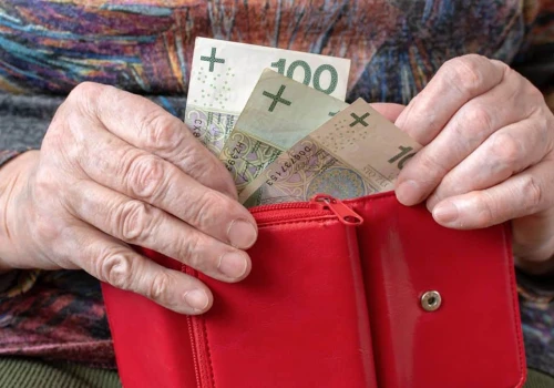 Dodatkowe pieniądze dla seniorów. Kto może je otrzymać?