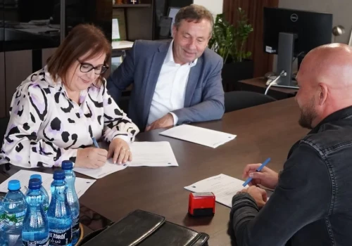 Rozbudowa garażu OSP Kowiesy: gmina Bielany podpisała umowę na 1,6 mln zł