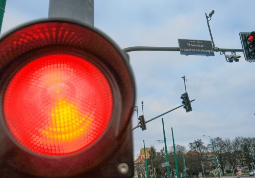 Kiedy można przejechać na czerwonym świetle? Jest pewien haczyk. Grozi 500 zł i 15 punktów