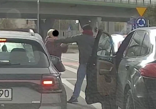 Kierowca Porsche bił ludzi na ulicy. Potrzebujemy w Polsce obowiązku badań psychologicznych dla drogowych agresorów
