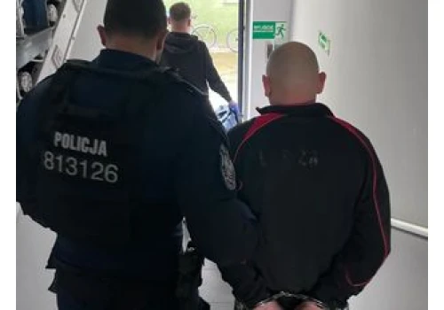 Wezwał policję, bo wydawało mu się, że widzi intruzów w Namysłowie. Mężczyzna był poszukiwany i trafił do więzienia