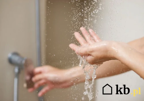 Tyle naprawdę kosztuje codzienny prysznic. Różnica między urządzeniami CWU jest ogromna