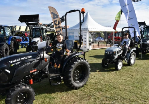 Dziadek zabrał wnuki na Agro Show. Tak rodzi się pasja do rolniczych maszyn