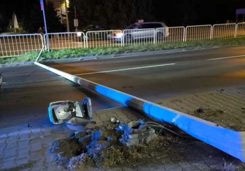 BMW uderzyło w barierki i ścięło latarnię. Groźne zdarzenie na Sobieskiego