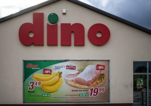 Dino kontra Lidl. Do 80 proc. taniej i bez aplikacji. "Tylko w sobotę 17.10"