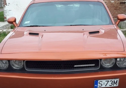 Piękny pomarańczowy Dodge Challenger pod młotek. Skarbówka licytuje amerykańskie coupé